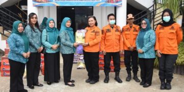 Ketua TP PKK Kabupaten Barito Utara, Hj. Maya Savitri Shalahuddin, menyerahkan bantuan, Selasa (8/9/2026).