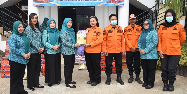 Ketua TP PKK Kabupaten Barito Utara, Hj. Maya Savitri Shalahuddin, menyerahkan bantuan, Selasa (8/9/2026).