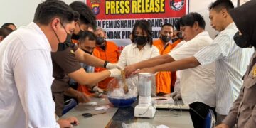 Kasat Resnarkoba Polresta Palangka Raya,AKP Yonika Winner Te'dang, S.T., M.H. memimpin pemusnahan barang bukti sabu, Rabu (9/9/2026). (ist)