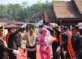 Kapolres Bartim AKBP Iqbal Sengaji, S.I.K., M.Si. disambut tradisi pedang pora, Jumat (11/9/2026). (ist)