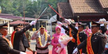 Kapolres Bartim AKBP Iqbal Sengaji, S.I.K., M.Si. disambut tradisi pedang pora, Jumat (11/9/2026). (ist)