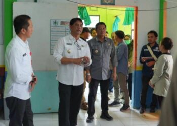Bupati Shalahuddin didampingi Wakil Bupati Barito Utara Felix Soenadi Y. Tingan, Sekretaris Daerah Muhlis, meninjau fasilitas publik di Desa Batu Raya 1, Jumat (11/9/2026).