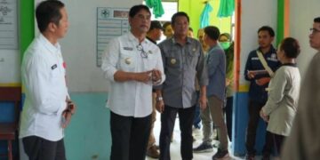 Bupati Shalahuddin didampingi Wakil Bupati Barito Utara Felix Soenadi Y. Tingan, Sekretaris Daerah Muhlis, meninjau fasilitas publik di Desa Batu Raya 1, Jumat (11/9/2026).