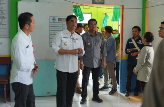 Bupati Shalahuddin didampingi Wakil Bupati Barito Utara Felix Soenadi Y. Tingan, Sekretaris Daerah Muhlis, meninjau fasilitas publik di Desa Batu Raya 1, Jumat (11/9/2026).