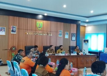 Bupati Barito Timur M. Yamin saat memimpin Rapat Koordinasi Penanganan Karhutla di wilayah Kabupaten Barito Timur, di aula ruang rapat Kantor Bupati Barito Timur, Senin (14/9/2026).