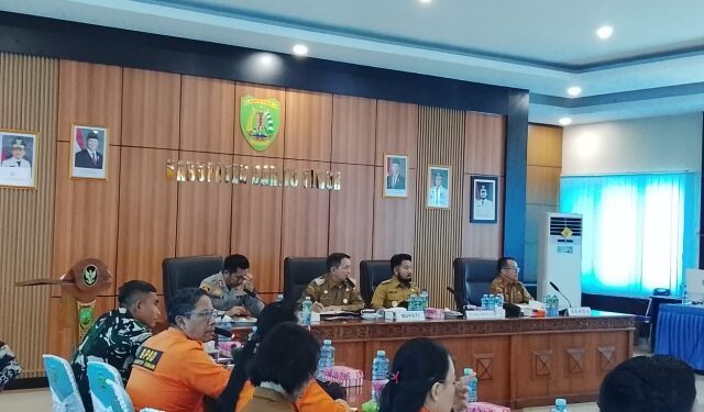 Bupati Barito Timur M. Yamin saat memimpin Rapat Koordinasi Penanganan Karhutla di wilayah Kabupaten Barito Timur, di aula ruang rapat Kantor Bupati Barito Timur, Senin (14/9/2026).