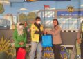 Kapolres Gunung Mas AKBP Arum Sari Puspita Dewi, S.H., S.I.K., M.A., didampingi Kasat Lantas IPTU Eko Erry Setiawan, S.H., M.H., menyerahkan tali asih kepada ojek online di Pos Lantas Taman Kota Kurun, Senin (14/9/2026). (ist)