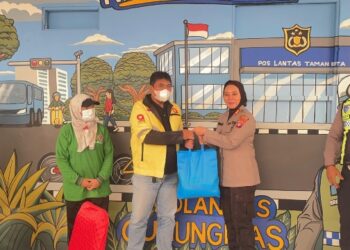 Kapolres Gunung Mas AKBP Arum Sari Puspita Dewi, S.H., S.I.K., M.A., didampingi Kasat Lantas IPTU Eko Erry Setiawan, S.H., M.H., menyerahkan tali asih kepada ojek online di Pos Lantas Taman Kota Kurun, Senin (14/9/2026). (ist)