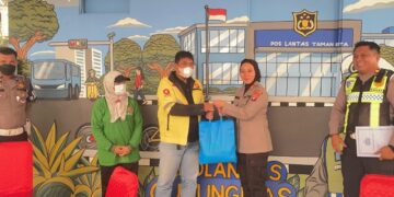 Kapolres Gunung Mas AKBP Arum Sari Puspita Dewi, S.H., S.I.K., M.A., didampingi Kasat Lantas IPTU Eko Erry Setiawan, S.H., M.H., menyerahkan tali asih kepada ojek online di Pos Lantas Taman Kota Kurun, Senin (14/9/2026). (ist)