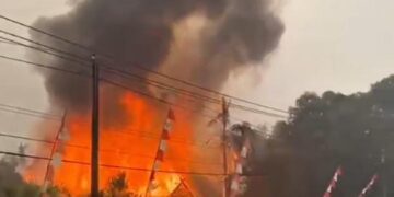 Api yamg berkobar dan melalap bangunan mess guru SMPN 1 Pematang Karau, Senin (14/9/2026) sore. (ist)