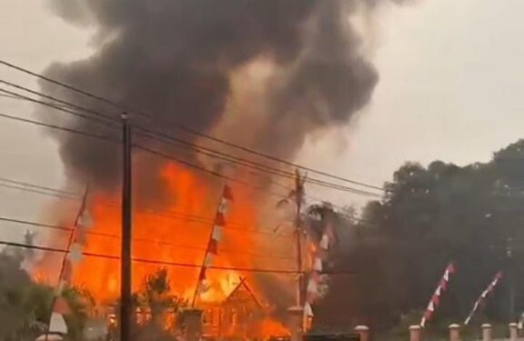 Api yamg berkobar dan melalap bangunan mess guru SMPN 1 Pematang Karau, Senin (14/9/2026) sore. (ist)