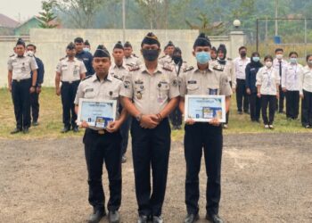 Kepala Rutan Tamiang Layang Agung Novarianto, berpose dengan dua pegawai yang mendapat penghargaan, Rabu (16/9/2026). (ist)
