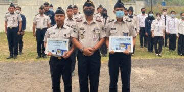 Kepala Rutan Tamiang Layang Agung Novarianto, berpose dengan dua pegawai yang mendapat penghargaan, Rabu (16/9/2026). (ist)