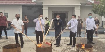 Pemusnahan barang bukti yang berlangsung di Kantor Kejaksaan Negeri Barito Timur, Rabu (16/9/2026). (ist)