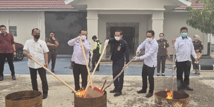 Pemusnahan barang bukti yang berlangsung di Kantor Kejaksaan Negeri Barito Timur, Rabu (16/9/2026). (ist)