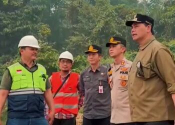 Bupati Barito Utara H. Shalahuddin, meninjau progres pembangunan Jembatan Lemo, Rabu (16/9/2026).
