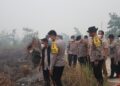 Aslog Kapolri Irjen Pol Suwondo Nainggolan, S.I.K., M.H., didampingi Kapolda Kalteng Irjen Pol Iwan Kurniawan Kapolresta Palangka Raya Kombes Pol Andiyatna, S.I.K., M.H., mengecek kebakaran turun ke kawasan Jalan Manduhara, Kelurahan Kereng Bangkirai, Kecamatan Sabangau, Rabu (16/9/2026). (ist)