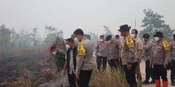 Aslog Kapolri Irjen Pol Suwondo Nainggolan, S.I.K., M.H., didampingi Kapolda Kalteng Irjen Pol Iwan Kurniawan Kapolresta Palangka Raya Kombes Pol Andiyatna, S.I.K., M.H., mengecek kebakaran turun ke kawasan Jalan Manduhara, Kelurahan Kereng Bangkirai, Kecamatan Sabangau, Rabu (16/9/2026). (ist)