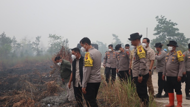 Aslog Kapolri Irjen Pol Suwondo Nainggolan, S.I.K., M.H., didampingi Kapolda Kalteng Irjen Pol Iwan Kurniawan Kapolresta Palangka Raya Kombes Pol Andiyatna, S.I.K., M.H., mengecek kebakaran turun ke kawasan Jalan Manduhara, Kelurahan Kereng Bangkirai, Kecamatan Sabangau, Rabu (16/9/2026). (ist)