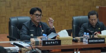 Bupati Barito Utara, H. Shalahuddin, memimpin Rapat Koordinasi Penanganan Karhutla yang digelar di Ruang Rapat A Sekretariat Daerah Barito Utara, Kamis (17/9/2026).