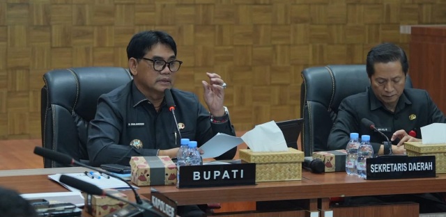Bupati Barito Utara, H. Shalahuddin, memimpin Rapat Koordinasi Penanganan Karhutla yang digelar di Ruang Rapat A Sekretariat Daerah Barito Utara, Kamis (17/9/2026).