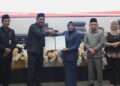 Bupati Barito Utara, H. Shalhuddin, dan Ketua DPRD Hj. Merry Rukaini, memperlihatkan berita persetujuan bersama Raperda Perubahan APBD, Kamis (17/9/2026).