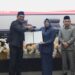 Bupati Barito Utara, H. Shalhuddin, dan Ketua DPRD Hj. Merry Rukaini, memperlihatkan berita persetujuan bersama Raperda Perubahan APBD, Kamis (17/9/2026).