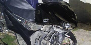 Sepeda motor aerox yang rusak parah usai terlibat kecelakaan lalu lintas.
