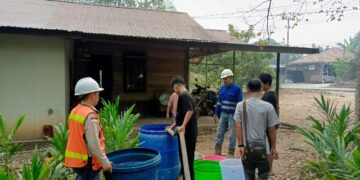 Pendistribusian air bersih oleh pihak BNJM langsung ke rumah - rumah warga, Sabtu (19/9/2026).