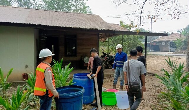 Pendistribusian air bersih oleh pihak BNJM langsung ke rumah - rumah warga, Sabtu (19/9/2026).