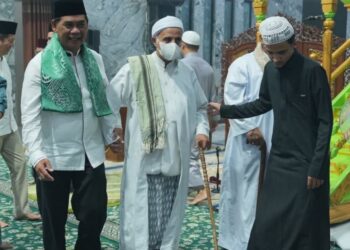 Bupati Barito Utara, H. Shalahuddin, bersama Ulama Al Munshif Al Habib Abdul Rahman bin Muhammad As Segaf dari Seiwun, Hadramaut.