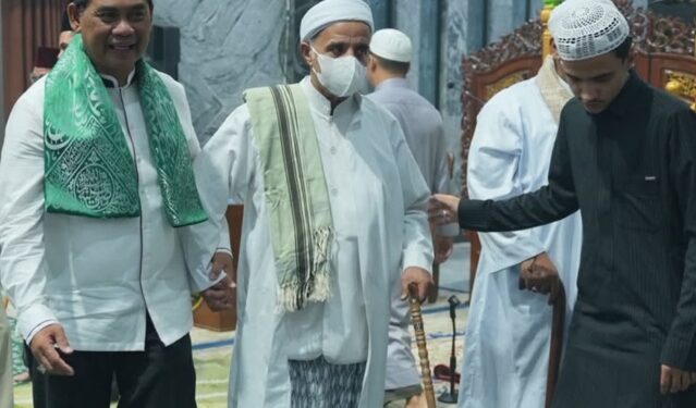 Bupati Barito Utara, H. Shalahuddin, bersama Ulama Al Munshif Al Habib Abdul Rahman bin Muhammad As Segaf dari Seiwun, Hadramaut.