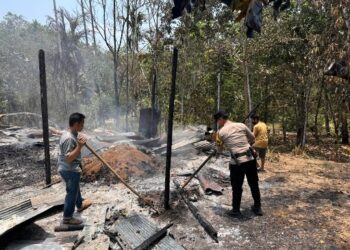 Kebakaran yang menghanguskan barak lima pintu di Desa Danau, Senin (21/9/2026). (ist)