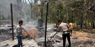 Kebakaran yang menghanguskan barak lima pintu di Desa Danau, Senin (21/9/2026). (ist)