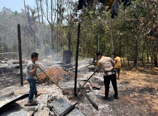 Kebakaran yang menghanguskan barak lima pintu di Desa Danau, Senin (21/9/2026). (ist)