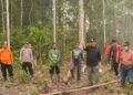Bupati Barito Utara, H. Shalahuddin, saat meninjau langsung penanganan karhutla di Kecamatan Teweh Selatan, Minggu (20/9/2026).