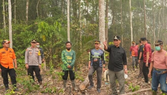 Bupati Barito Utara, H. Shalahuddin, saat meninjau langsung penanganan karhutla di Kecamatan Teweh Selatan, Minggu (20/9/2026).