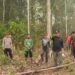 Bupati Barito Utara, H. Shalahuddin, saat meninjau langsung penanganan karhutla di Kecamatan Teweh Selatan, Minggu (20/9/2026).