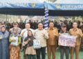 Wagub Kalteng, H. Edy Pratowo, didampingi Wabup Barito Utara, Felix Soenadi Y. Tingan, dan jajaran menyerahkan bantuan secara simbolis.