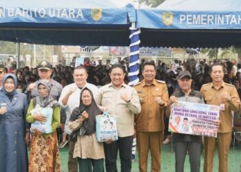 Wagub Kalteng, H. Edy Pratowo, didampingi Wabup Barito Utara, Felix Soenadi Y. Tingan, dan jajaran menyerahkan bantuan secara simbolis.