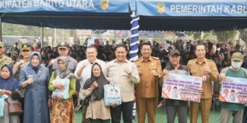 Wagub Kalteng, H. Edy Pratowo, didampingi Wabup Barito Utara, Felix Soenadi Y. Tingan, dan jajaran menyerahkan bantuan secara simbolis.