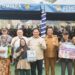 Wagub Kalteng, H. Edy Pratowo, didampingi Wabup Barito Utara, Felix Soenadi Y. Tingan, dan jajaran menyerahkan bantuan secara simbolis.
