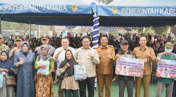 Wagub Kalteng, H. Edy Pratowo, didampingi Wabup Barito Utara, Felix Soenadi Y. Tingan, dan jajaran menyerahkan bantuan secara simbolis.