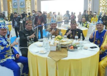 Bupati Barito Utara, H. Shalahuddin (dua dari kanan) bersama Gubernur Kalteng, H. Agustiar Sabran, dan jajaran kepala daerah di Kalimantan Tengah ketika menghadiri HUT Barito Selatan, Senin (21/9/2026).