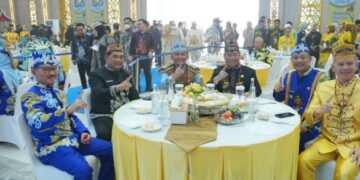 Bupati Barito Utara, H. Shalahuddin (dua dari kanan) bersama Gubernur Kalteng, H. Agustiar Sabran, dan jajaran kepala daerah di Kalimantan Tengah ketika menghadiri HUT Barito Selatan, Senin (21/9/2026).