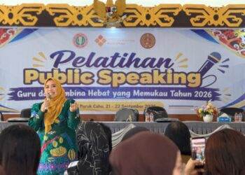 Wakil Ketua I DPRD Murung Raya, Dina Maulidah, memberikan pelatihan public speaking kepada peserta, Senin (21/9/2026).