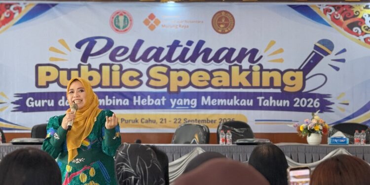 Wakil Ketua I DPRD Murung Raya, Dina Maulidah, memberikan pelatihan public speaking kepada peserta, Senin (21/9/2026).