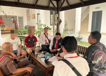Proses penyerahan tersangka yang dilakukan Unit Tipidter Satreskrim Polresta Palangka Raya, di Kejari Palangka, Selasa (22/9/2026). (ist)
