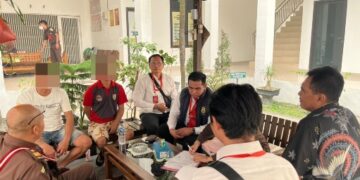 Proses penyerahan tersangka yang dilakukan Unit Tipidter Satreskrim Polresta Palangka Raya, di Kejari Palangka, Selasa (22/9/2026). (ist)
