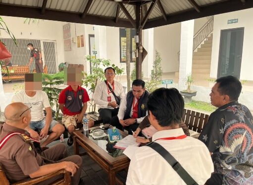 Proses penyerahan tersangka yang dilakukan Unit Tipidter Satreskrim Polresta Palangka Raya, di Kejari Palangka, Selasa (22/9/2026). (ist)
